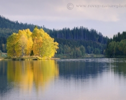 Nórsko sú aj čisté rieky, ostrovky porastené brezami sa ako zo zlata jagajú v slnečnom lúči
