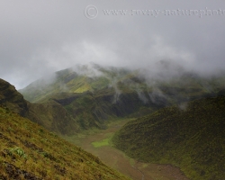 Pohľad do krátera činnej sopky La Soufriere z výšky 1234 m.n.m na ostrove Saint Vincent. Kamenný útvar - kupola vpravo vznikla vytlačením lávy pri erupcii v 1971 roku.