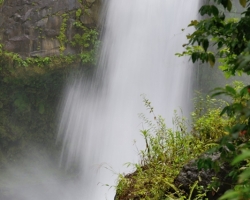 While these waterfalls accessible, many people repeatedly paid the price of life for carelessness while bathing in the boiler treacherous currents.