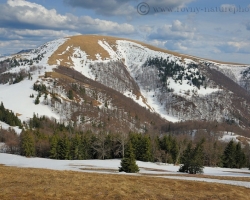 V dolinách kvitnú čerešne, ale malebné vrcholy Veľkej Fatry majú v apríli strakatý snehový šat.