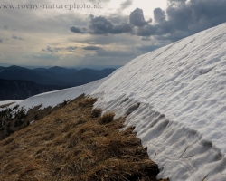 Snáď len teplé letné dažde pomôžu jarnému slniečku roztopiť túto nevídanú zásobu snehu na vrchole Borišova.