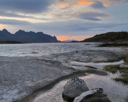 Prebudenie do chladného severského rána prínášalo zvyčajne pestrú paletu farieb oblohy a vôd fjordu spolu s čerstvým vetríkom, ktorý obrazmi čeril hladiny vôd.